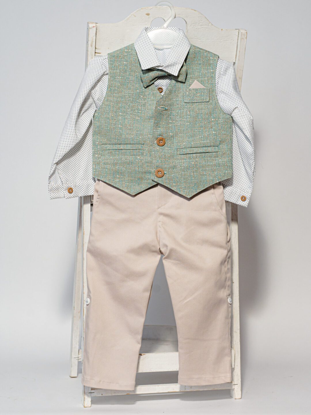 Βαπτιστικό κοστούμι με γιλέκο και παπιγιόν, σε εκρού με πράσινο μέντα. Σε περίπτωση έλλειψης αποθέματος απαιτούνται έως 15 εργάσιμες για την παραγωγή του