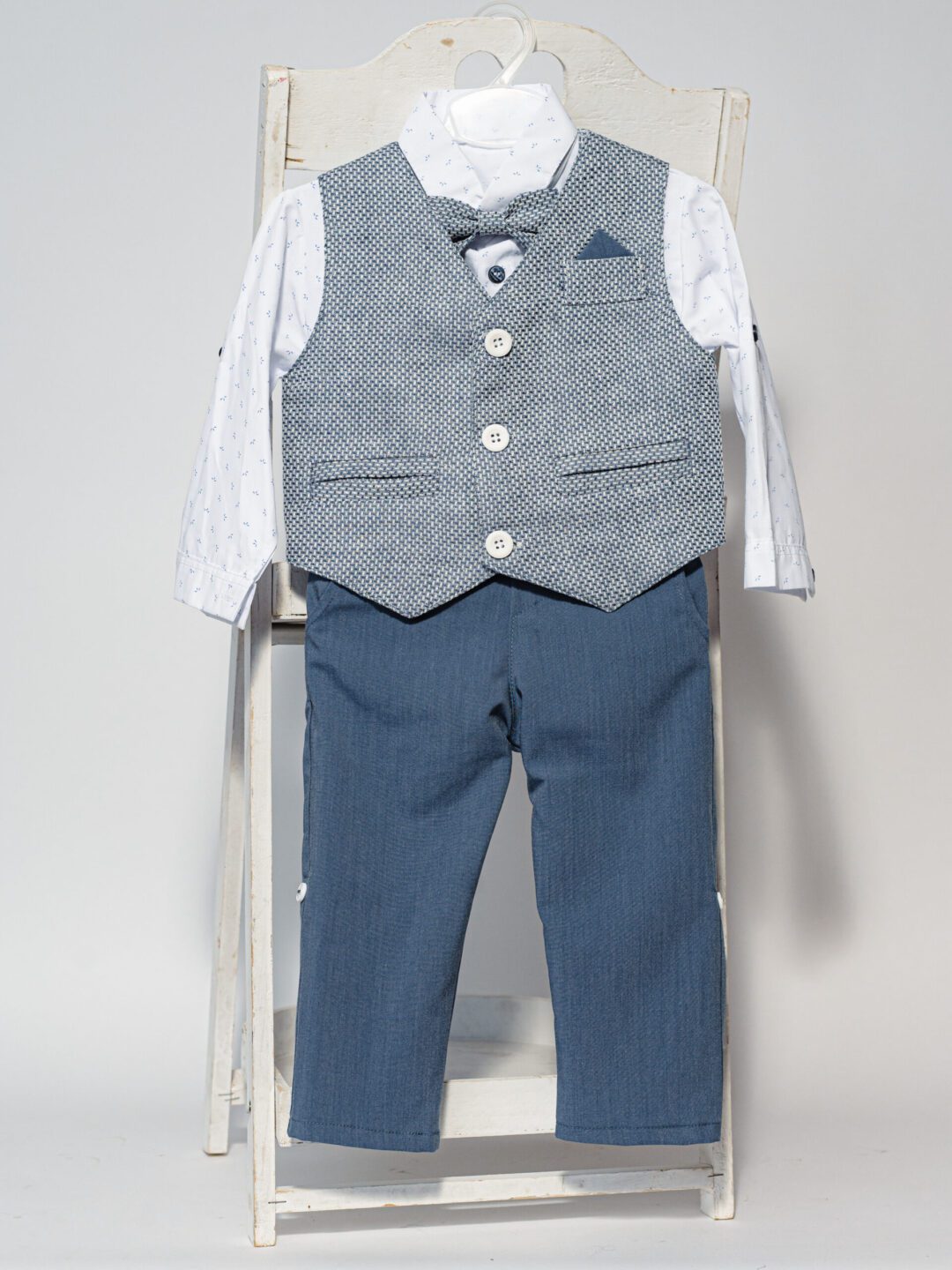 Βαπτιστικό κοστούμι με γιλέκο και παπιγιόν, σε μπλε ραφ με γαλάζιο. Σε περίπτωση έλλειψης αποθέματος απαιτούνται έως 15 εργάσιμες για την παραγωγή του