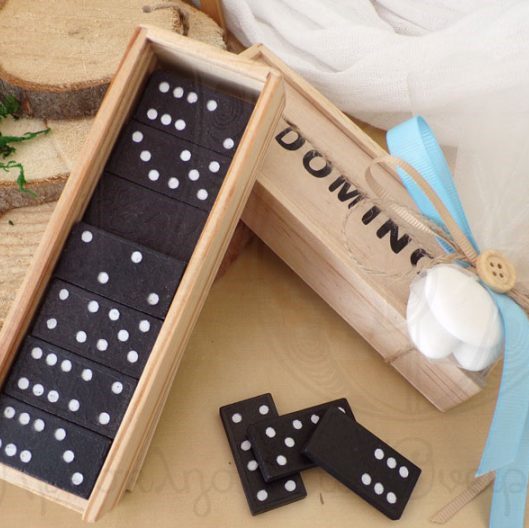 Ξύλινο Domino για μπομπονιέρα βάπτισης. Διαστάσεις: Ύψος 3cm x Μήκος 14,5cm x Πλάτος 5cm. Δεν συμπεριλαμβάνει κουφέτα