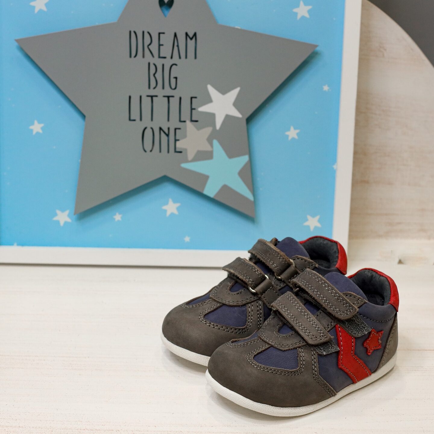 Βαπτιστικά παπούτσια δερμάτινα ανατομικά sneakers σε γκρι μπλε σκούρο, με αυτοκόλλητα