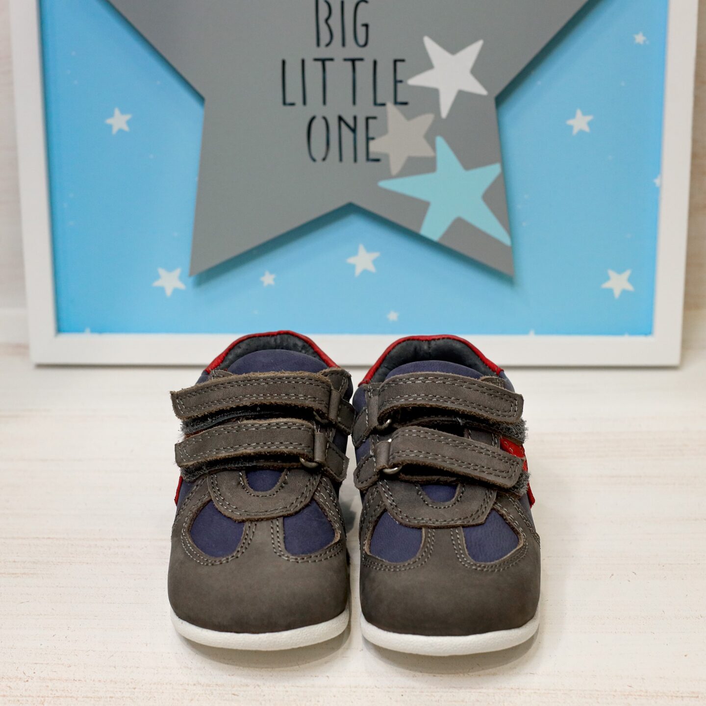 Βαπτιστικά παπούτσια δερμάτινα ανατομικά sneakers σε γκρι μπλε σκούρο, με αυτοκόλλητα