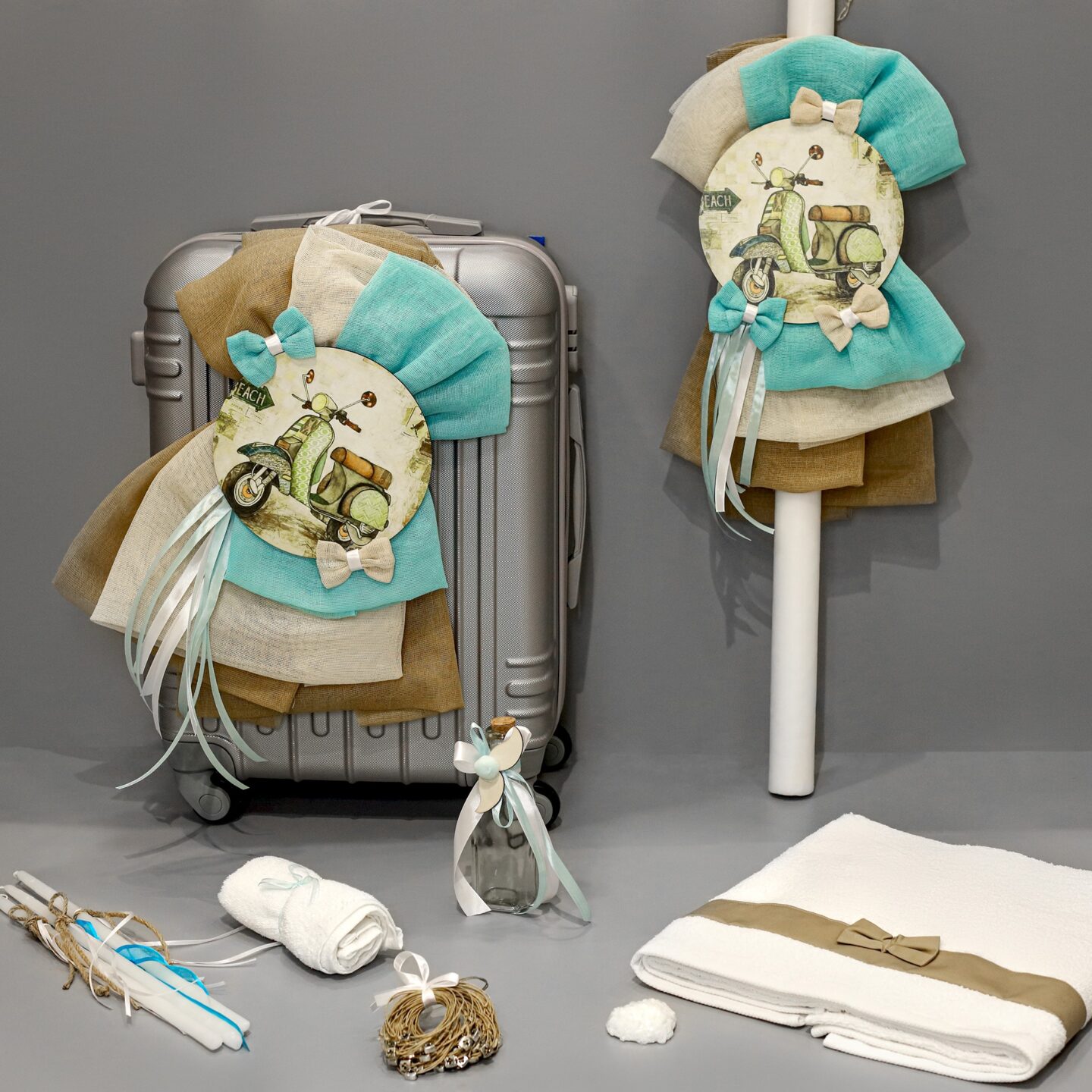 Πλήρες σετ βάπτισης Βέσπα σε έντονες γήινες αποχρώσεις με γκρι τροχήλατη βαλίτσα
