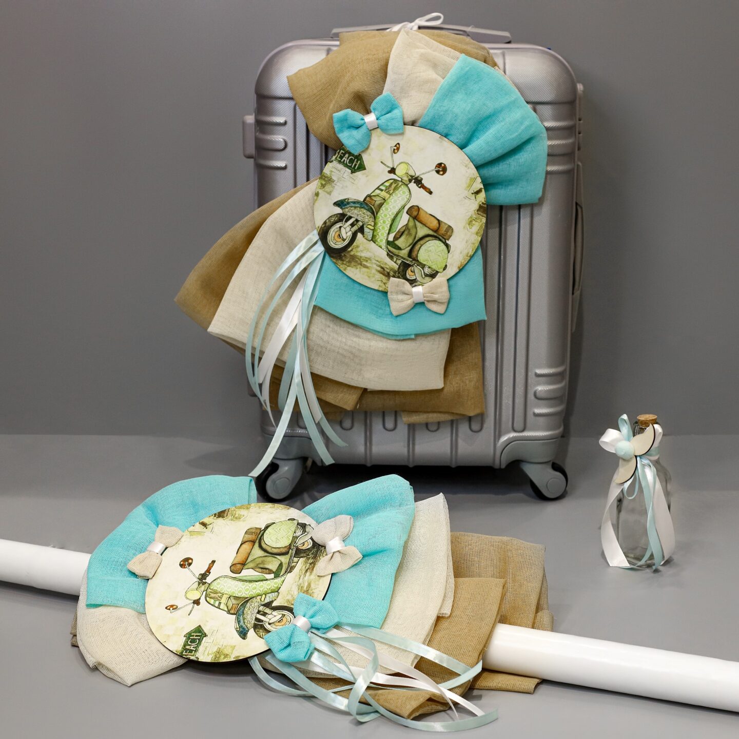 Πλήρες σετ βάπτισης Βέσπα σε έντονες γήινες αποχρώσεις με γκρι τροχήλατη βαλίτσα