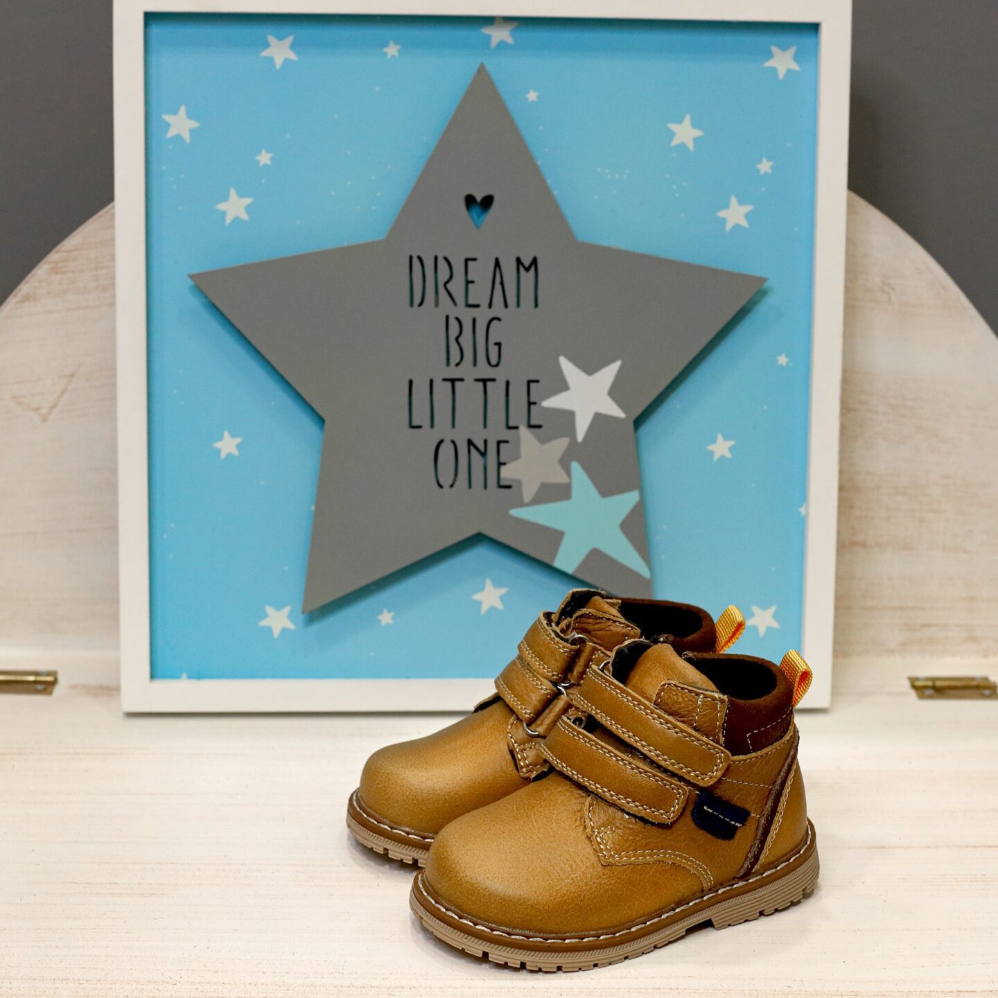 Βαπτιστικά παπούτσια δερμάτινο ανατομικό μποτάκι σε ταμπά με αυτοκόλλητα. Ελληνικής ραφής