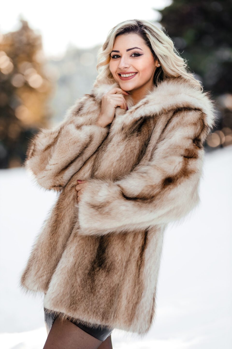 8 Γούνινο παλτό από φυσική γούνα Finland Racoon με κουκούλα , μονοκόμματο σε natural χρώμα. One size που καλύπτει Small- XLarge. Μια χειροποίητη φυσική γούνα εξαιρετικής ποιότητας κατασκευασμένη στην Καστοριά Δες όλη τη συλλογή μας σε γούνινα παλτό από φυσική γούνα!