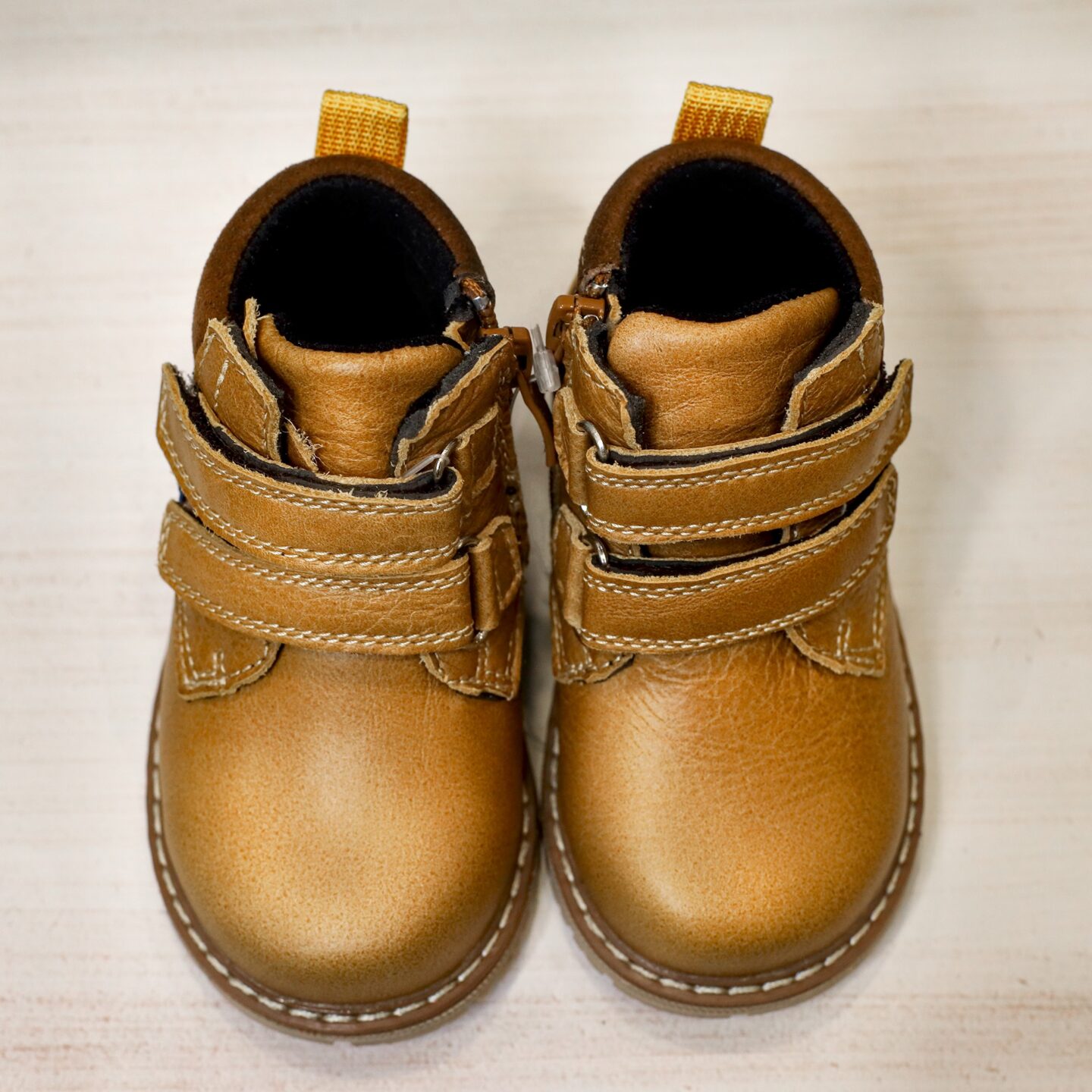 Βαπτιστικά παπούτσια δερμάτινο ανατομικό μποτάκι σε ταμπά με αυτοκόλλητα. Ελληνικής ραφής
