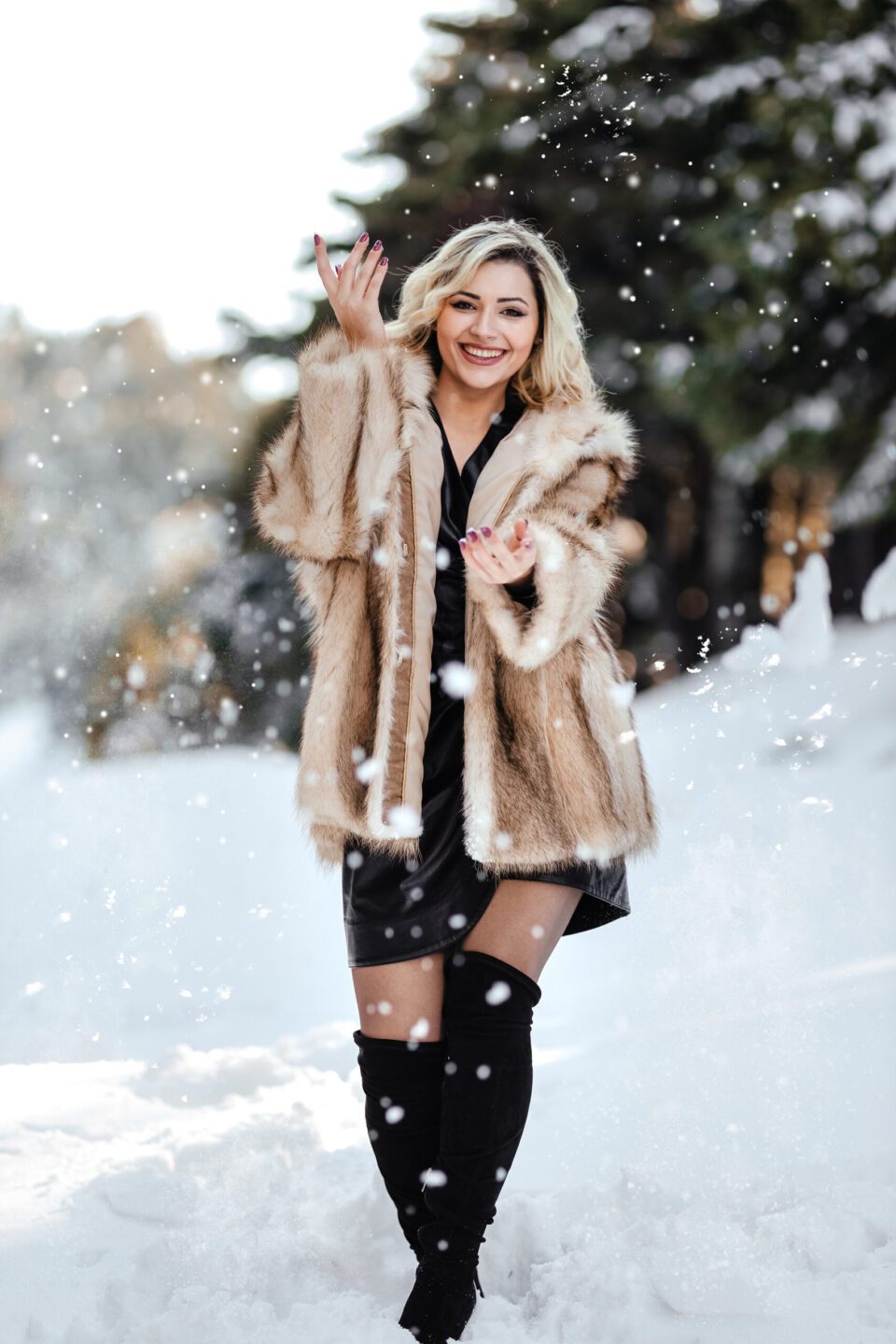 Γούνινο παλτό από φυσική γούνα Finland Racoon με κουκούλα , μονοκόμματο σε natural χρώμα. One size που καλύπτει Small- XLarge. Μια χειροποίητη φυσική γούνα εξαιρετικής ποιότητας κατασκευασμένη στην Καστοριά Δες όλη τη συλλογή μας σε γούνινα παλτό από φυσική γούνα!