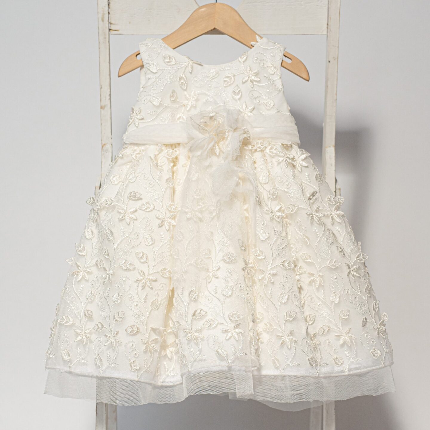 Ρομαντικό βαπτιστικό φόρεμα σε εκρού δαντέλα