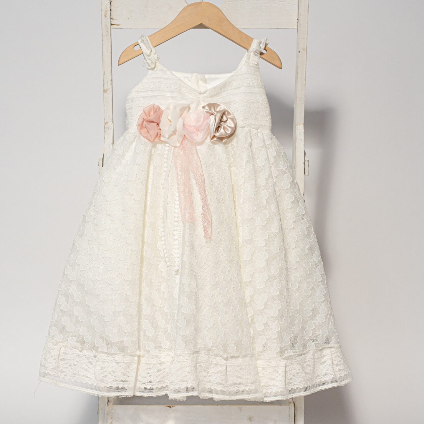 Boho βαπτιστικό φόρεμα σε άσπρη δαντέλα με τιράντα