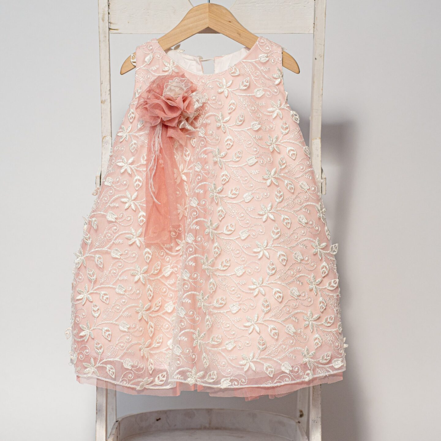 Ρομαντικό βαπτιστικό φόρεμα σε σάπιο μήλο