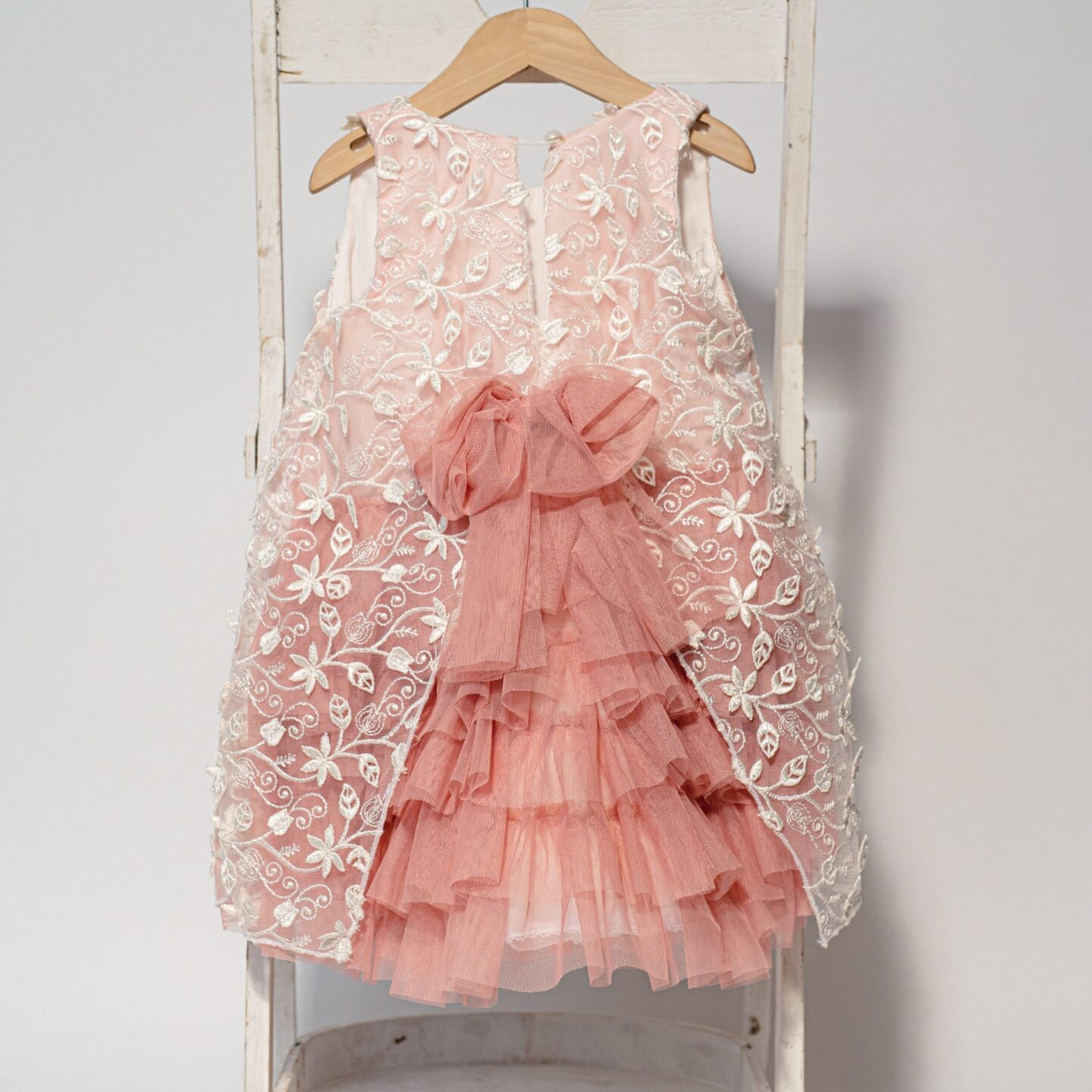 Ρομαντικό βαπτιστικό φόρεμα σε σάπιο μήλο