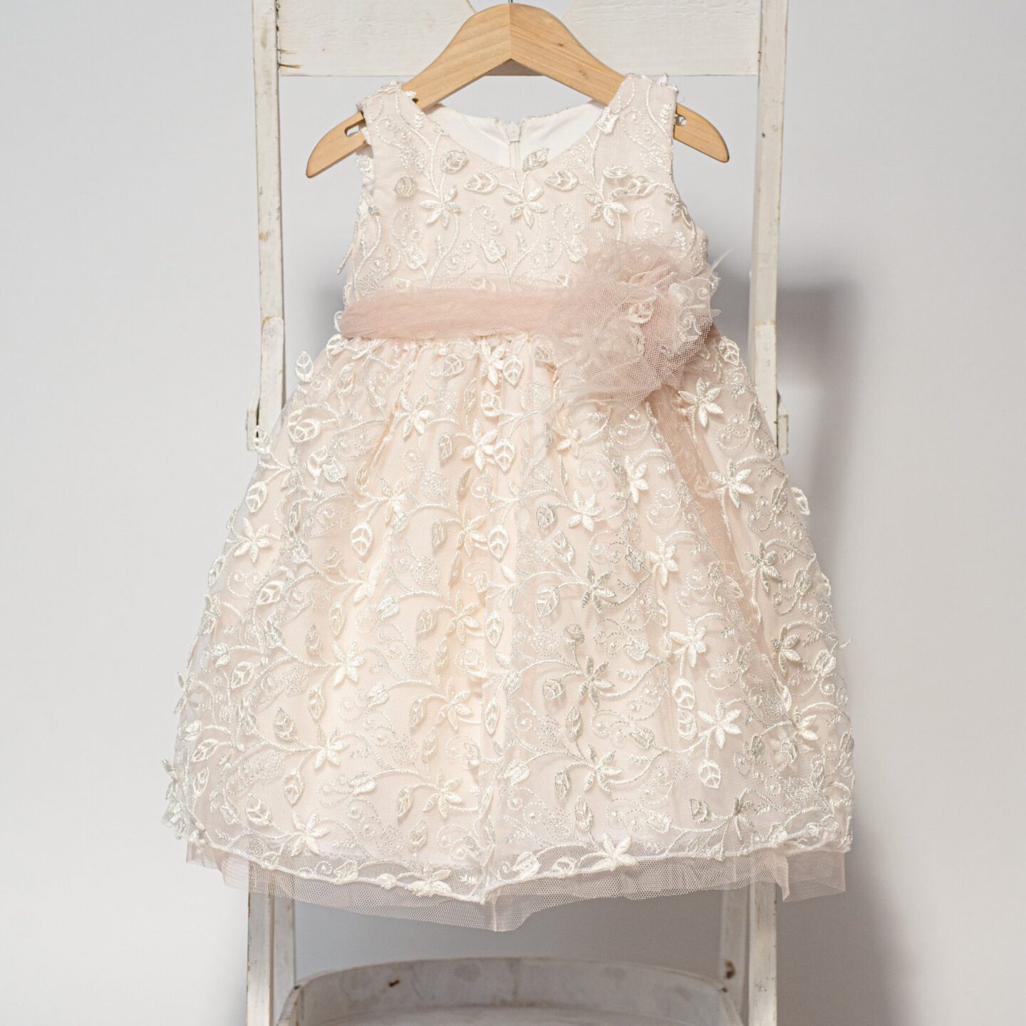Ρομαντικό βαπτιστικό φόρεμα σε nude εκρού κεντημένη δαντέλα