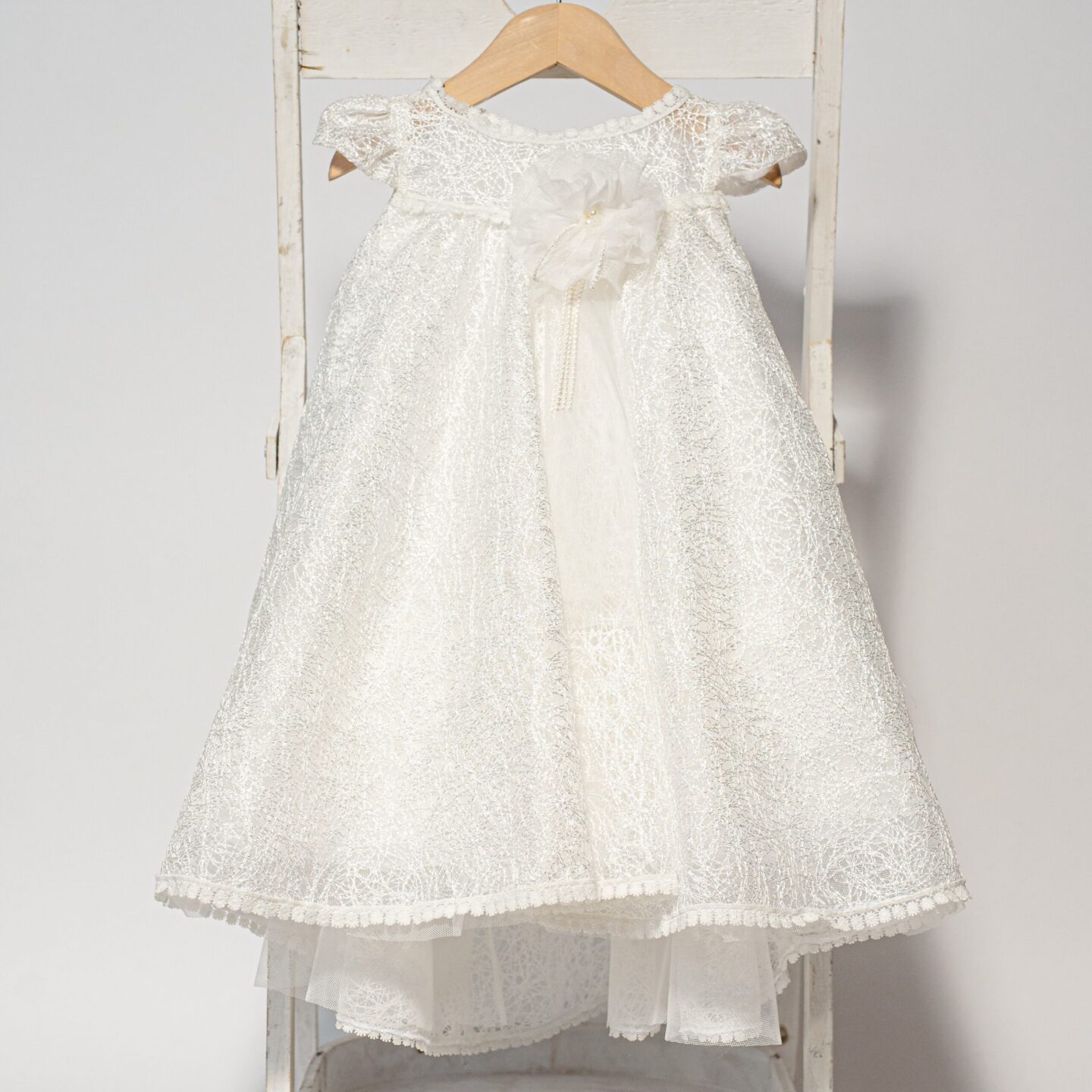 Vintage βαπτιστικό φόρεμα με ουρά σε λευκή δαντέλα
