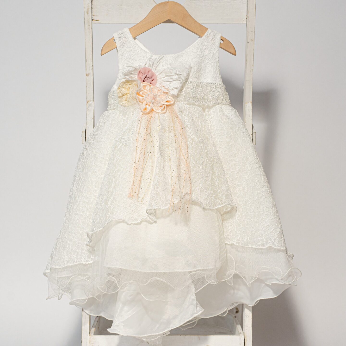 Vintage βαπτιστικό φόρεμα με ουρά σε λευκή δαντέλα