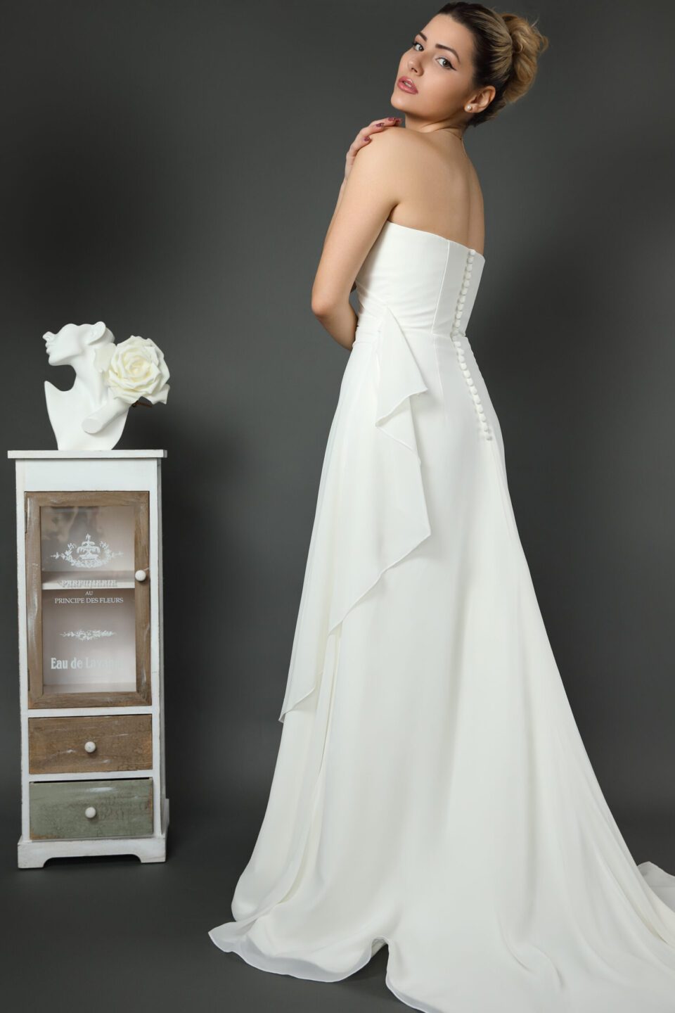 Αέρινο νυφικό φόρεμα από μεταξωτή μουσελίνα