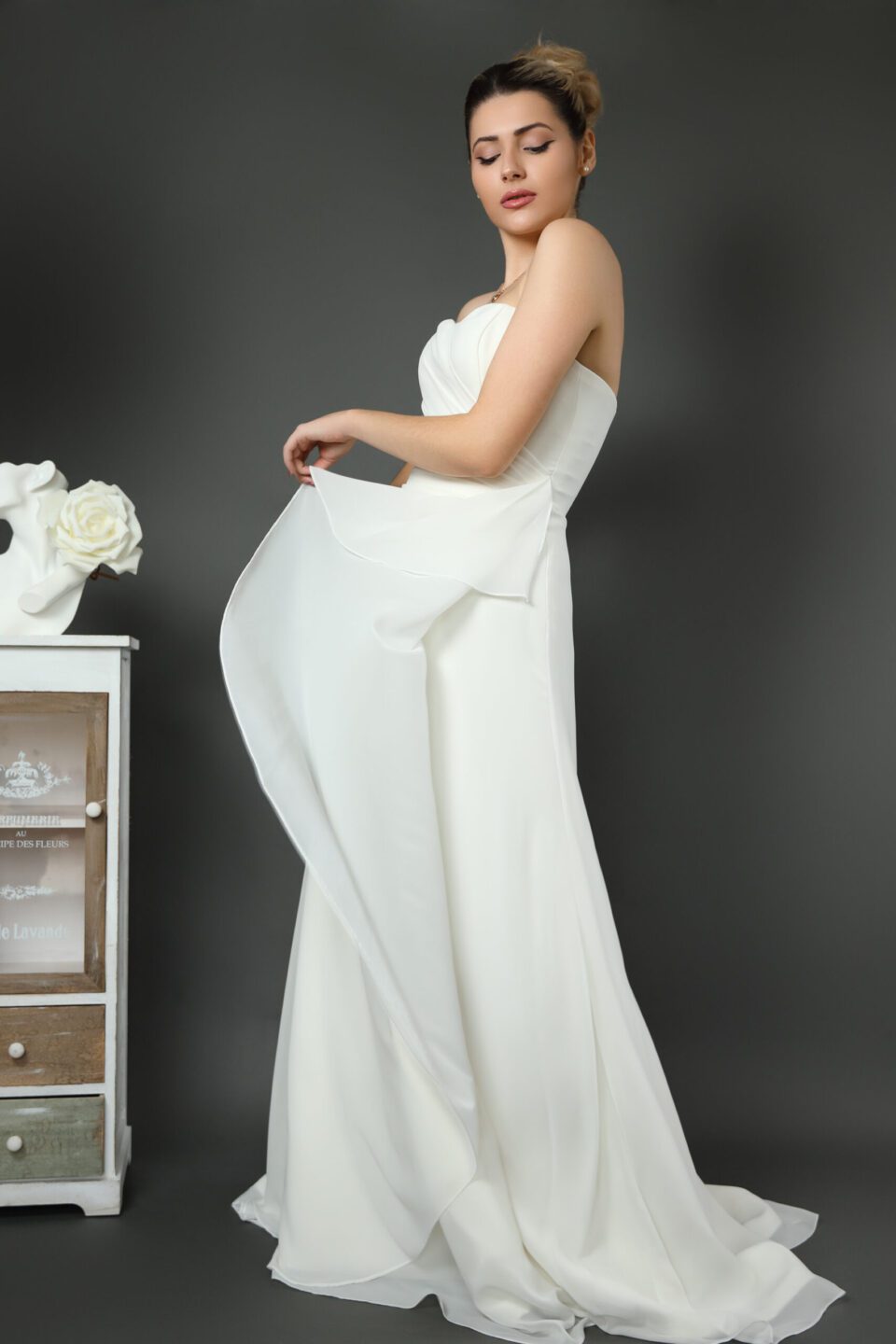 Αέρινο νυφικό φόρεμα από μεταξωτή μουσελίνα