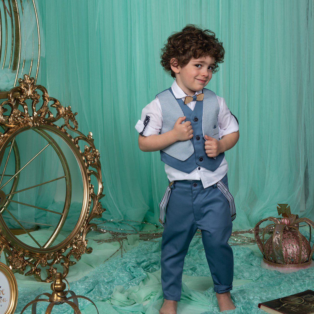 Βαπτιστικό κοστούμι σε μπλε ραφ με γιλέκο, τιράντες και παπιγιόν