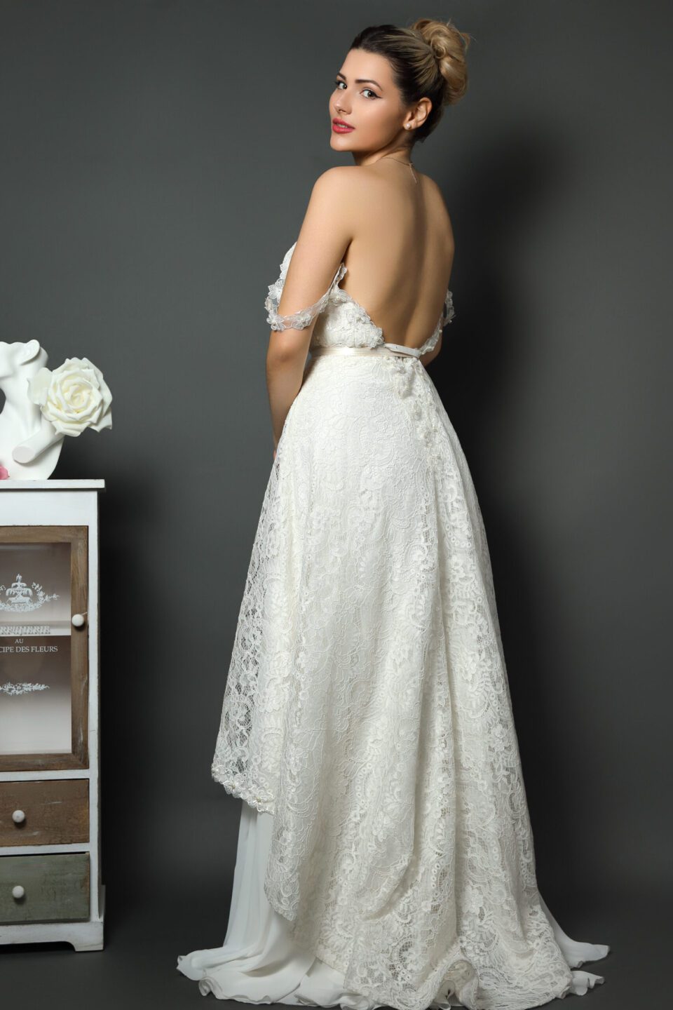 Boho νυφικό φόρεμα με γαλλική δαντέλα και μεταξωτή μουσελίονα εσωτερικά. Ασύμμετρη δαντέλα, υπέροχη ανοιχτή πλάτη και μπούστο καρδιά. Κανονική εφαρμογή