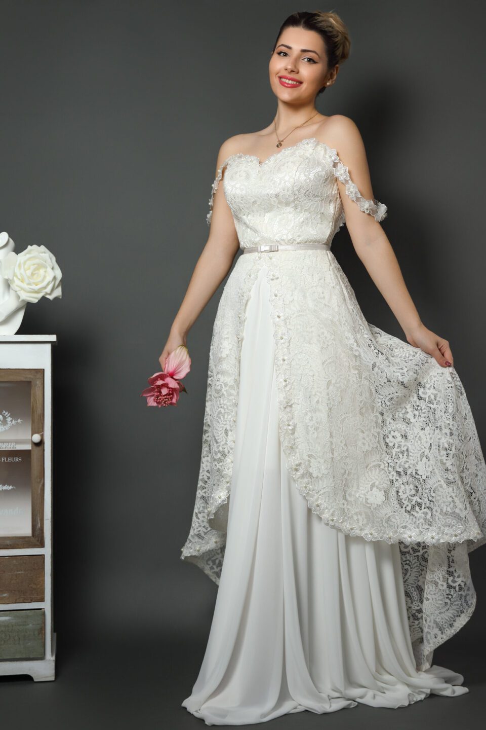 Boho νυφικό φόρεμα με γαλλική δαντέλα και μεταξωτή μουσελίονα εσωτερικά. Ασύμμετρη δαντέλα, υπέροχη ανοιχτή πλάτη και μπούστο καρδιά. Κανονική εφαρμογή