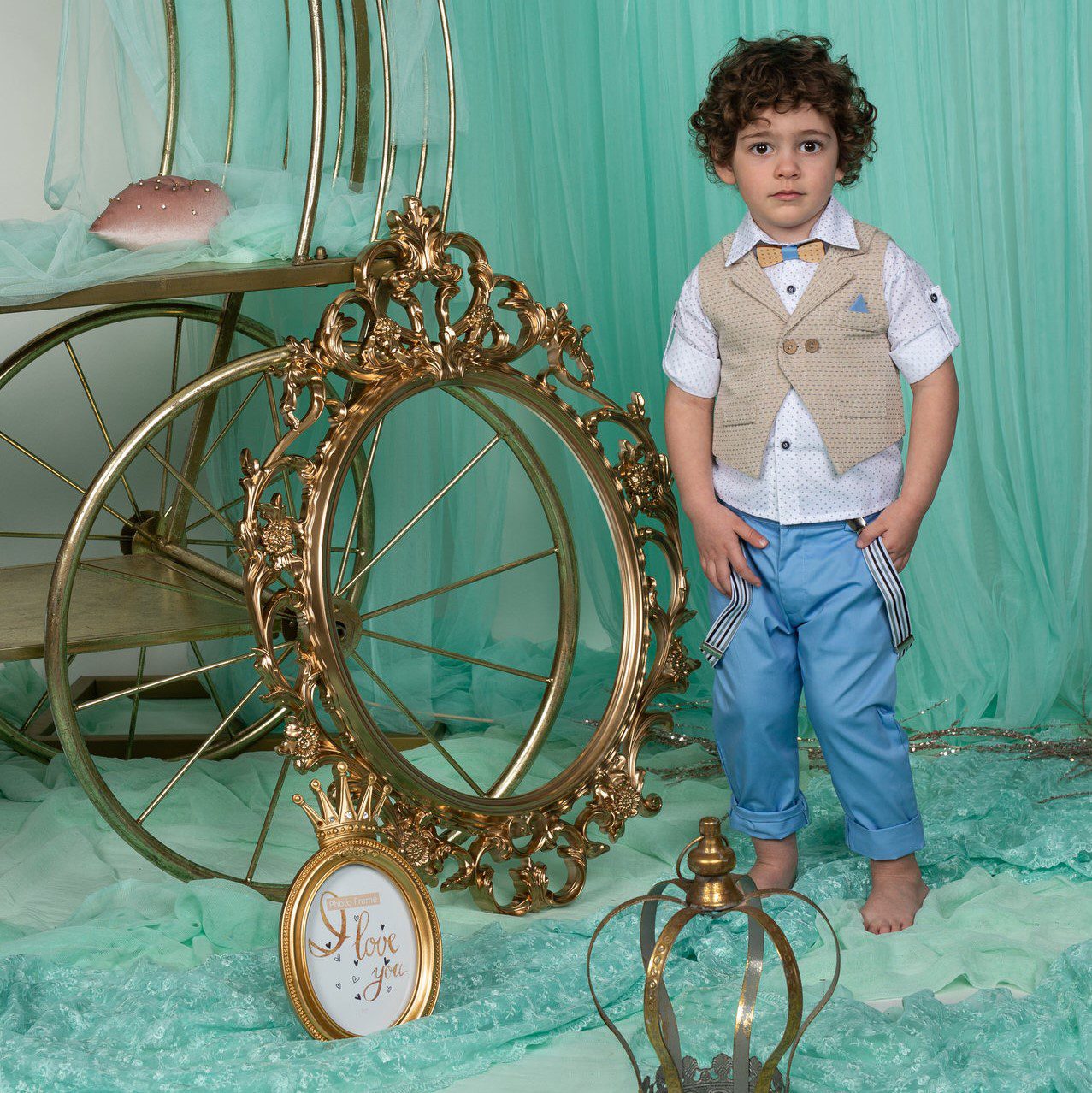 Βαπτιστικό κοστούμι σε γαλάζιο με μπεζ, με γιλέκο, τιράντες και παπιγιόν.