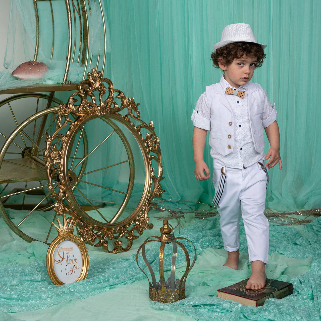 Βαπτιστικό κοστούμι σε άσπρο, με ψάθινο καπέλο γιλέκο, τιράντες και παπιγιόν