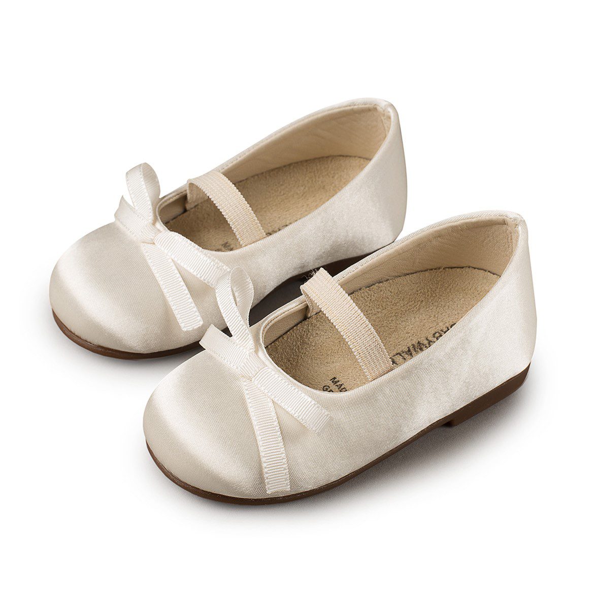 Χειροποίητα βαπτιστικά παπουτσάκια μπαρέτα σε εκρού από δέρμα και ύφασμα που αναπνέει. Ανατομικός δερμάτινος πάτος κατάλληλος για τα πρώτα βήματα του παιδιού. Ελληνικής ραφής