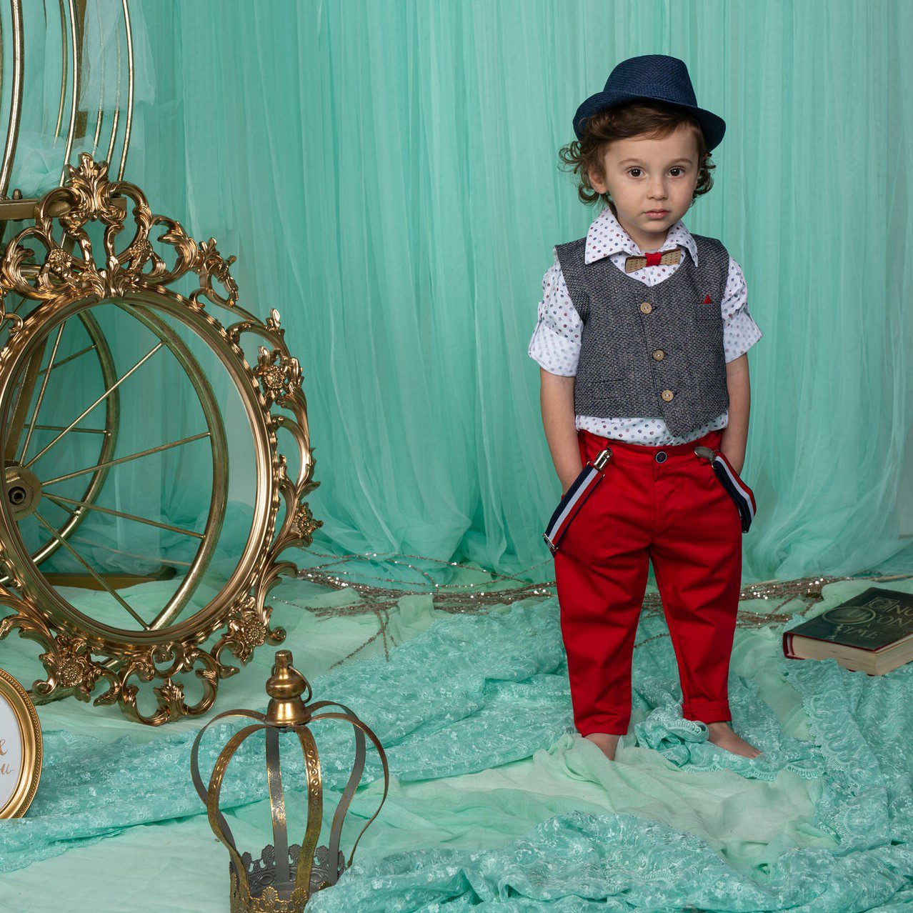 Βαπτιστικό κοστούμι σε κόκκινο με μπλε γκρι , με ψάθινο καπέλο γιλέκο, τιράντες και παπιγιόν