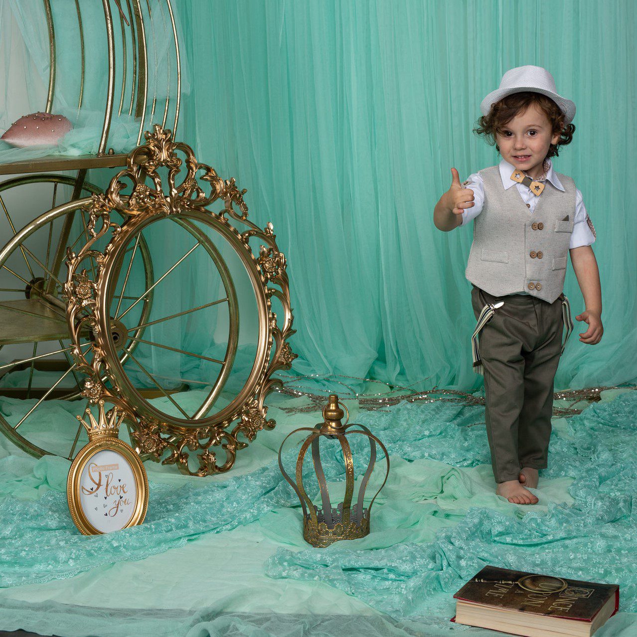 Βαπτιστικό κοστούμι σε χακί με εκρού, με ψάθινο καπέλο γιλέκο, τιράντες και παπιγιόν