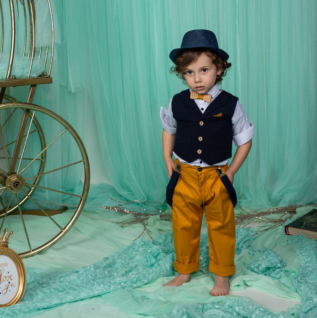 Βαπτιστικό κοστούμι σε navy blue με κίτρινο μουσταρδί, με ψάθινο καπέλο γιλέκο, τιράντες και παπιγιόν