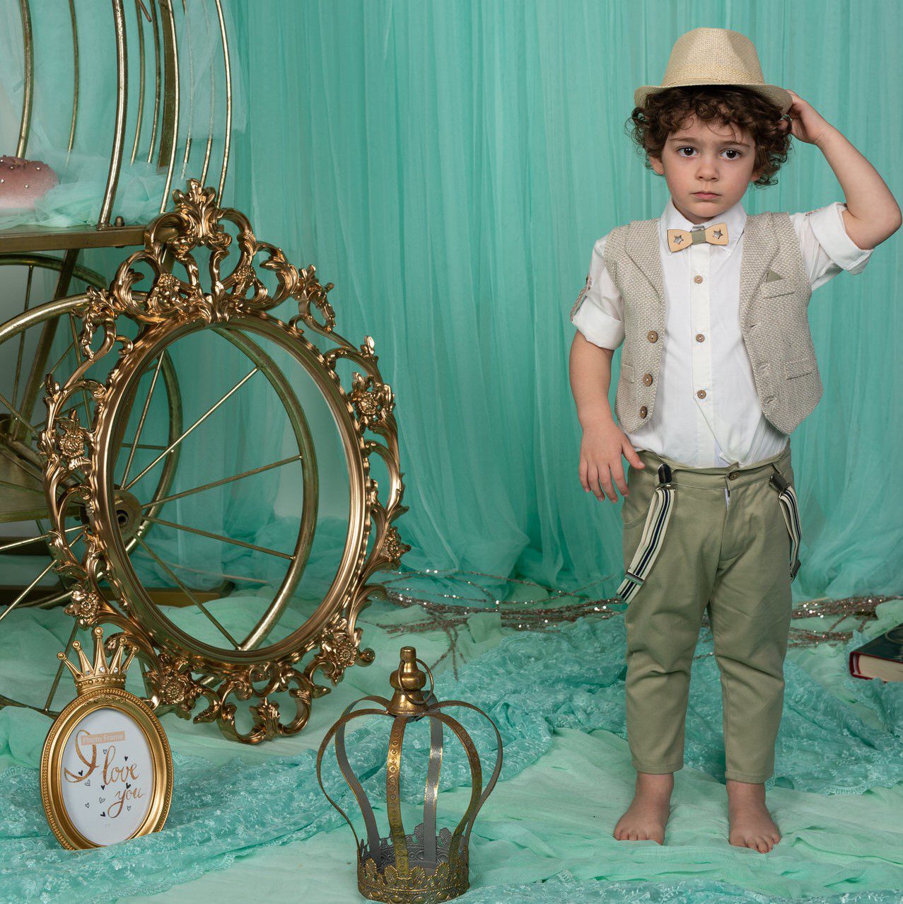 Βαπτιστικό κοστούμι σε χακί με εκρού, με ψάθινο καπέλο γιλέκο, τιράντες και παπιγιόν