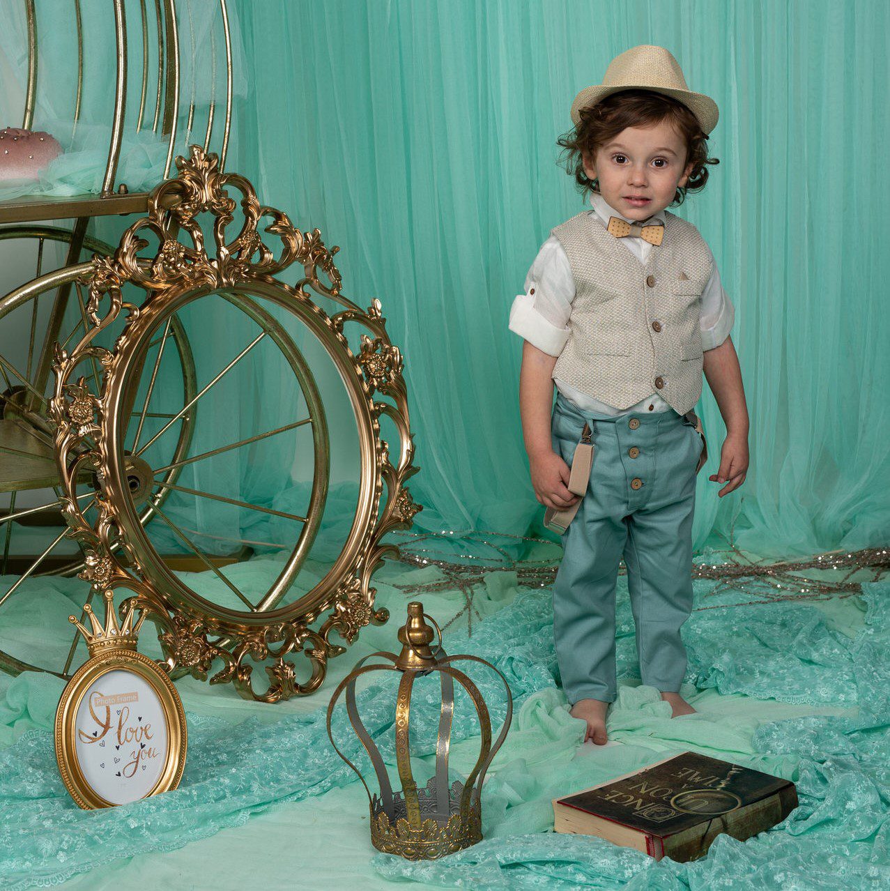 Βαπτιστικό κοστούμι σε πράσινο μέντα με εκρού, με ψάθινο καπέλο γιλέκο, τιράντες και παπιγιόν