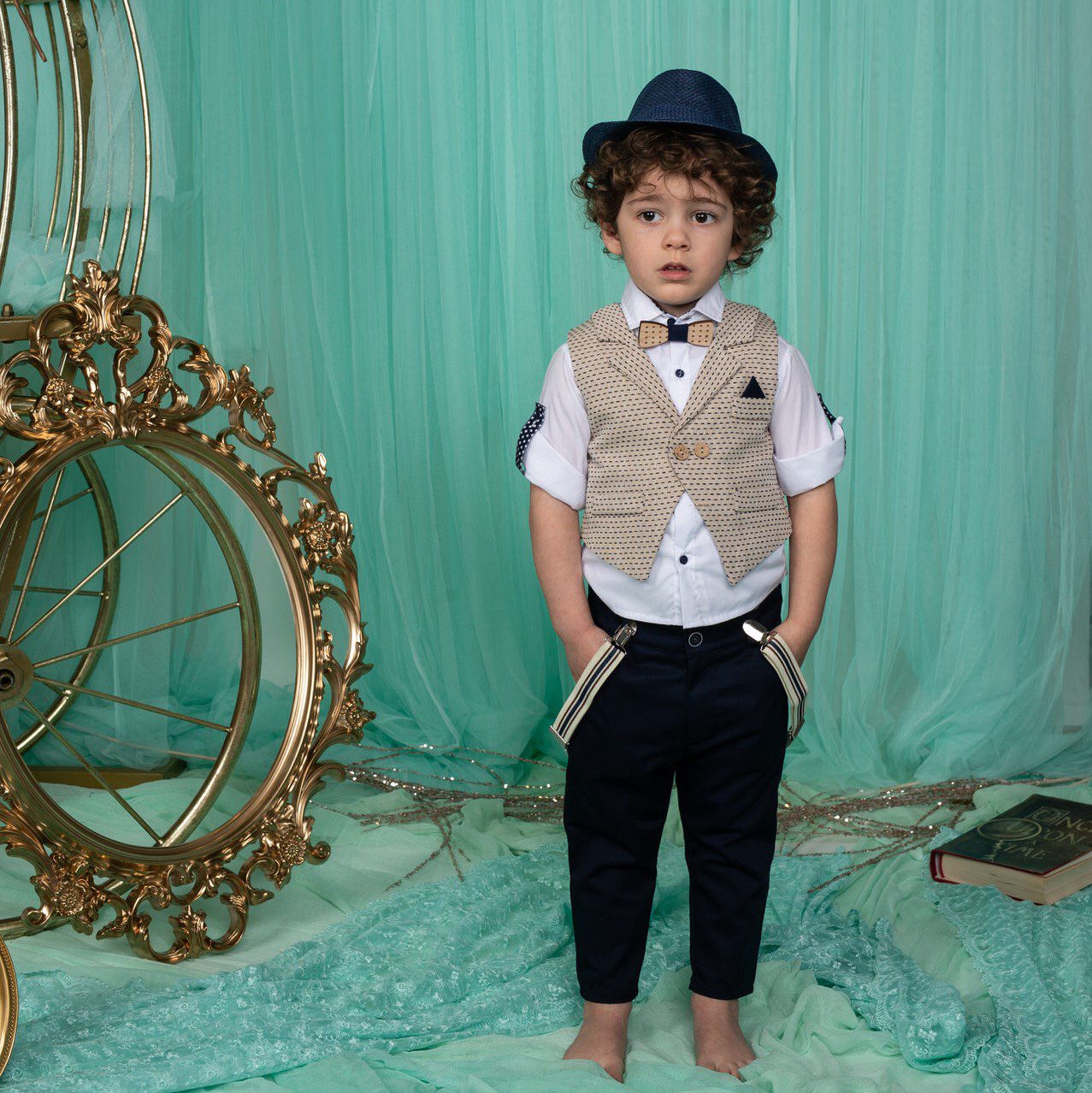 Βαπτιστικό κοστούμι σε navy blue με μπεζ , με ψάθινο καπέλο γιλέκο, τιράντες και παπιγιόν