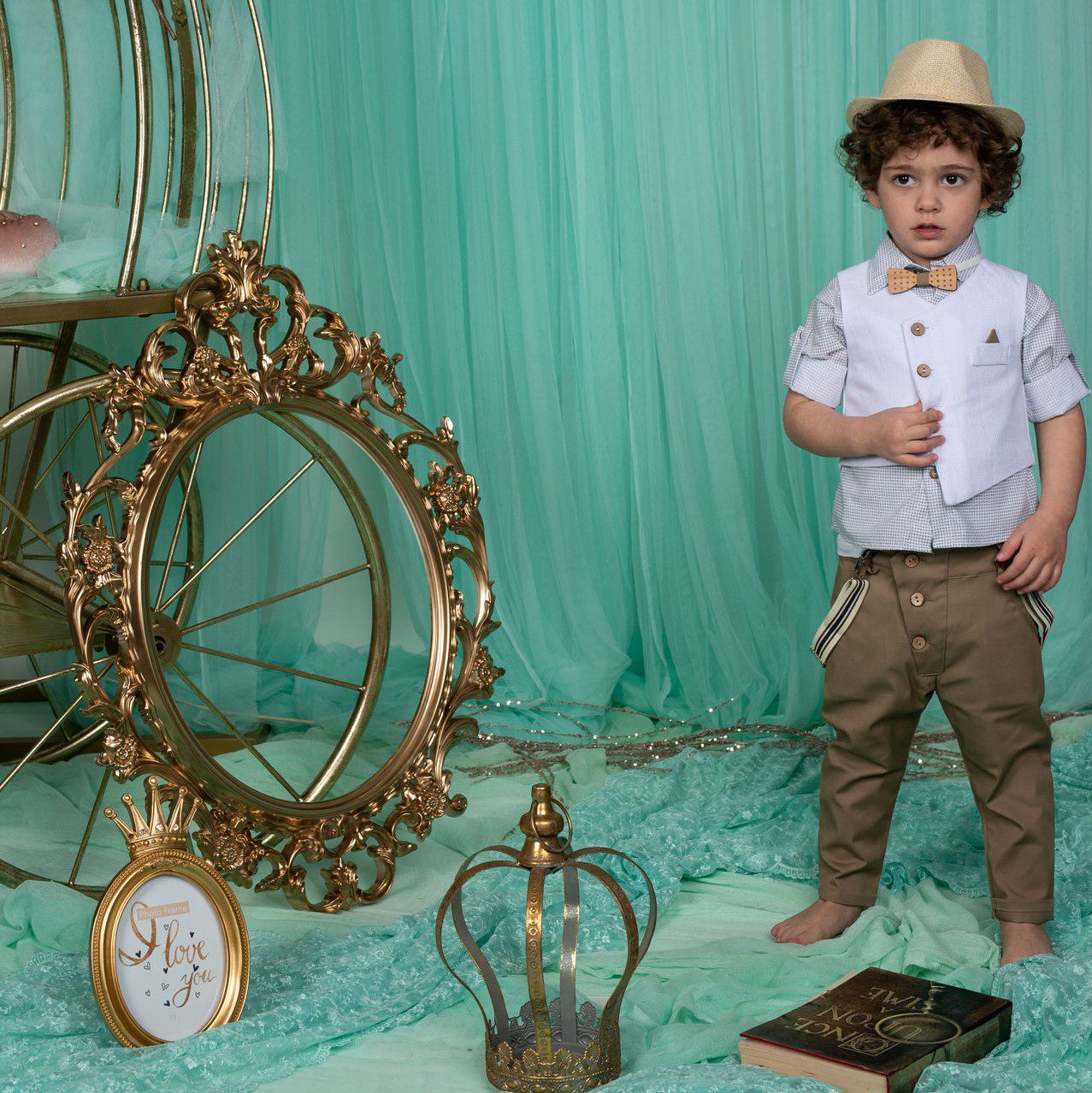 Βαπτιστικό κοστούμι σε καφέ με άσπρο, με ψάθινο καπέλο γιλέκο, τιράντες και παπιγιόν