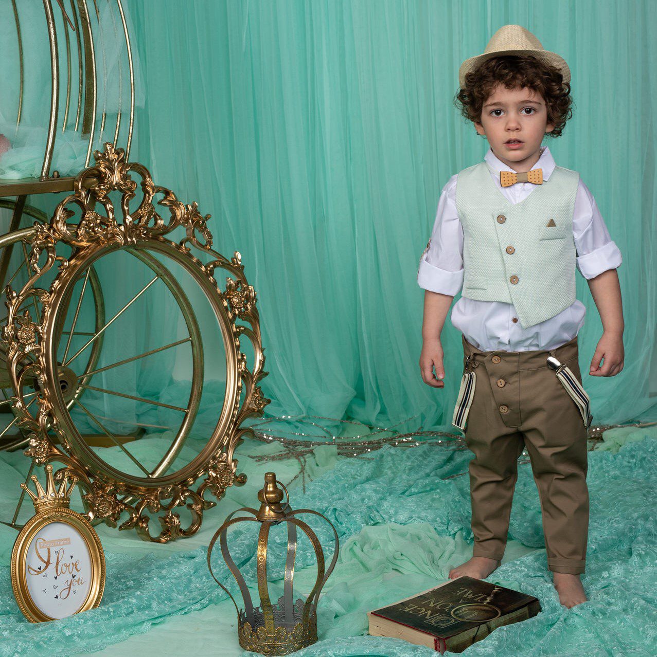 Βαπτιστικό κοστούμι σε καφέ με ανοιχτό πράσινο, με ψάθινο καπέλο γιλέκο, τιράντες και παπιγιόν