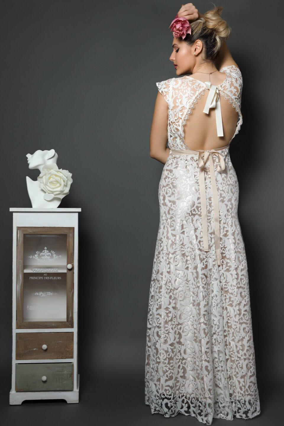 Νυφικό φόρεμα με ανάγλυφη δαντέλα και nude σατέν εσωτερικά