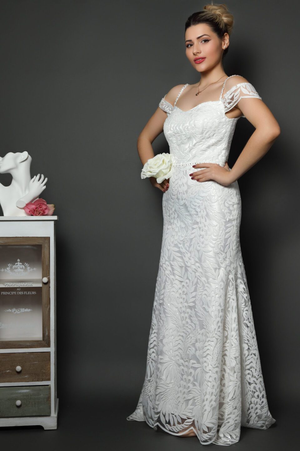 Νυφικό φόρεμα με ανάγλυφη δαντέλα και λευκό σατέν εσωτερικά