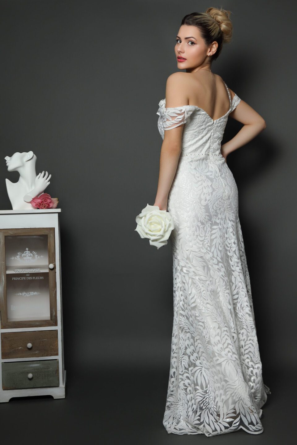 Νυφικό φόρεμα με ανάγλυφη δαντέλα και λευκό σατέν εσωτερικά