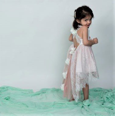 Vintage βαπτιστικό φόρεμα με ουρά σε λευκό με απαλό ροζ εσωτερικά