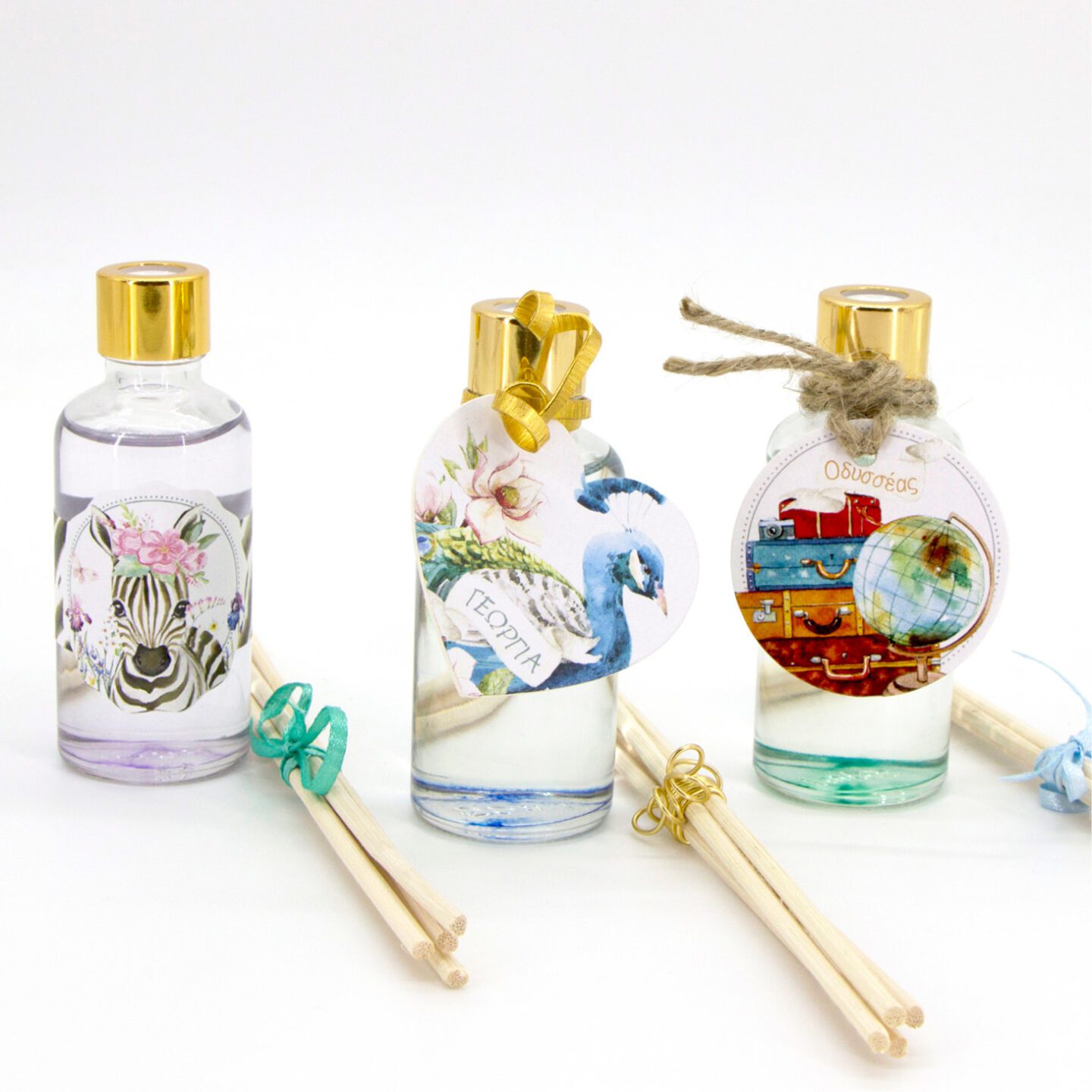 Αρωματικό χώρου 50ml σε γυάλινη φιάλη, με 4 sticks. Συνοδεύεται με ετικέτα από μακετόχαρτο ιδανικό για μπομπονιέρα