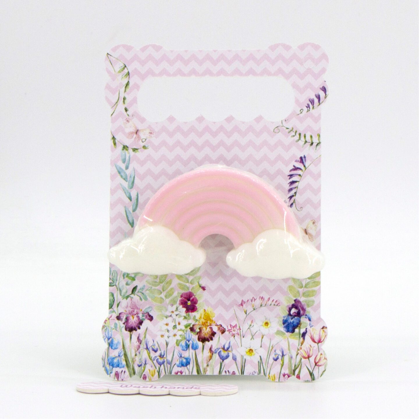 Αρωματικό σαπούνι γλυκερίνης (60γρ) διάστασης 7,5×5,5cm. Συνοδεύεται από πλάτη στήριξης 10x15cm σε μακετόχαρτο