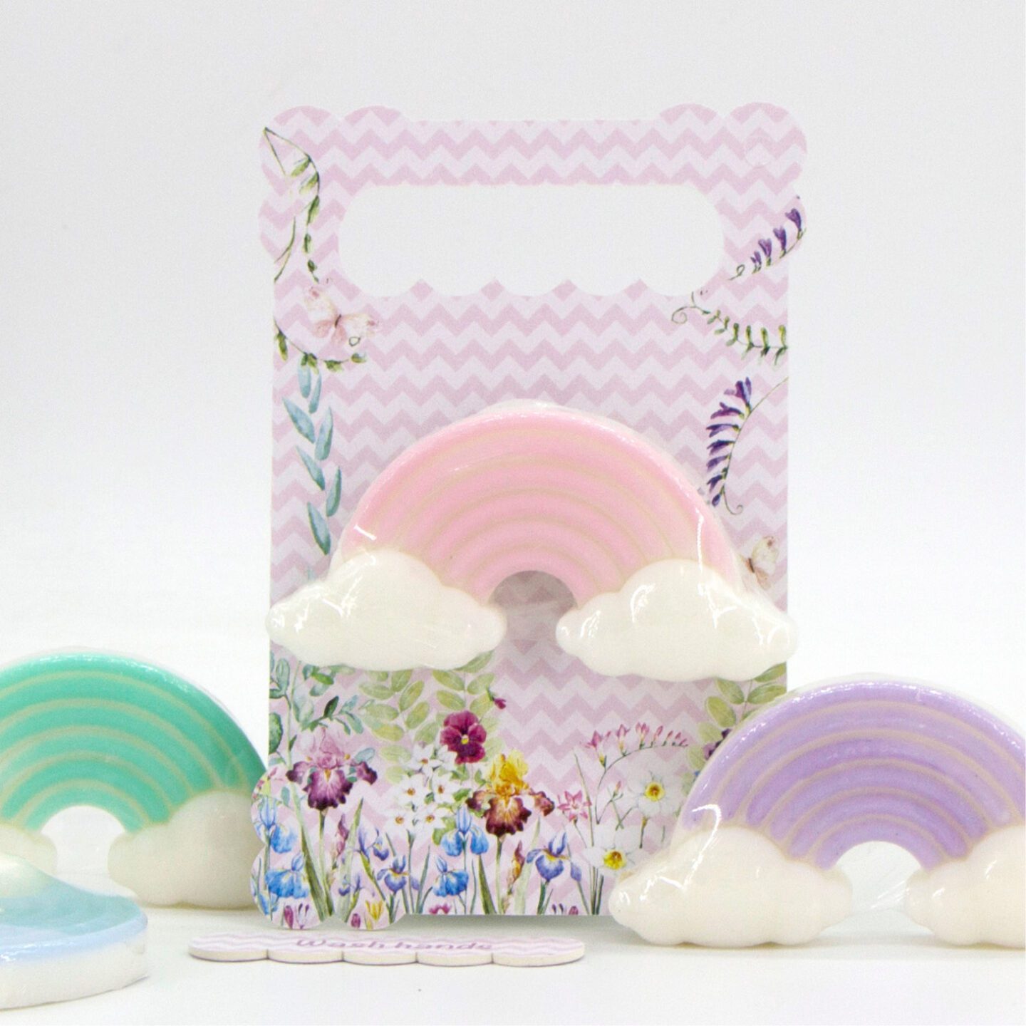 Αρωματικό σαπούνι γλυκερίνης (60γρ) διάστασης 7,5×5,5cm. Συνοδεύεται από πλάτη στήριξης 10x15cm σε μακετόχαρτο