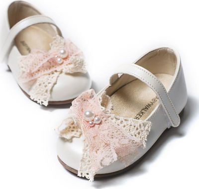 Χειροποίητα βαπτιστικά παπουτσάκια μπαλαρίνες σε εκρού δέρμα με φιογκάκι. Ανατομικός δερμάτινος πάτος κατάλληλος για τα πρώτα βήματα του παιδιού. Ελληνικής ραφής