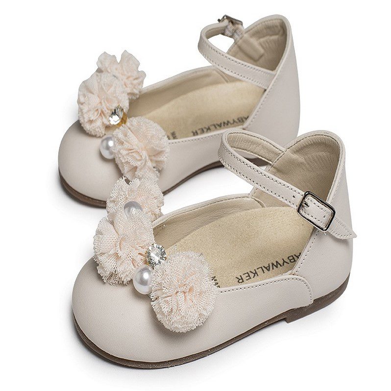 Χειροποίητα βαπτιστικά παπουτσάκια μπαλαρίνες σε εκρού δέρμα με διακοσμητικά λουλουδάκια από τούλι και στρας. Ανατομικός δερμάτινος πάτος κατάλληλος για τα πρώτα βήματα του παιδιού. Ελληνικής ραφής