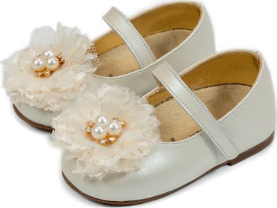 Χειροποίητα βαπτιστικά παπουτσάκια μπαλαρίνες σε εκρού δέρμα με φιογκάκι. Ανατομικός δερμάτινος πάτος κατάλληλος για τα πρώτα βήματα του παιδιού. Ελληνικής ραφής