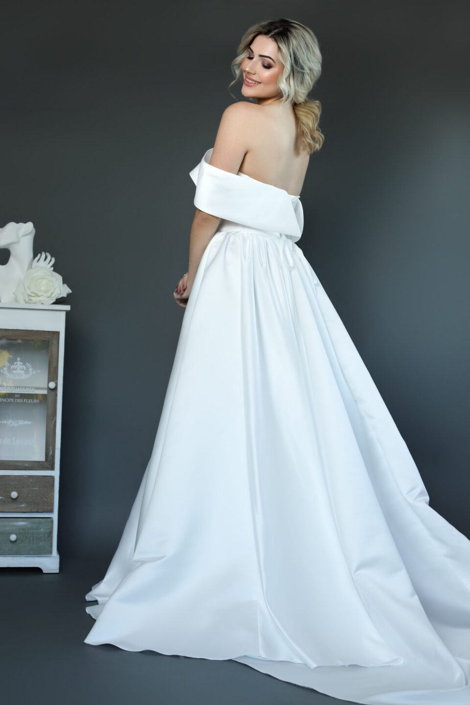 Εντυπωσιακό Πριγκιπικό νυφικό από μετάξι Mikado σε Άλφα γραμμή. Έξωμο με μπούστο V και διαφάνεια soleil. Κανονική εφαρμογή