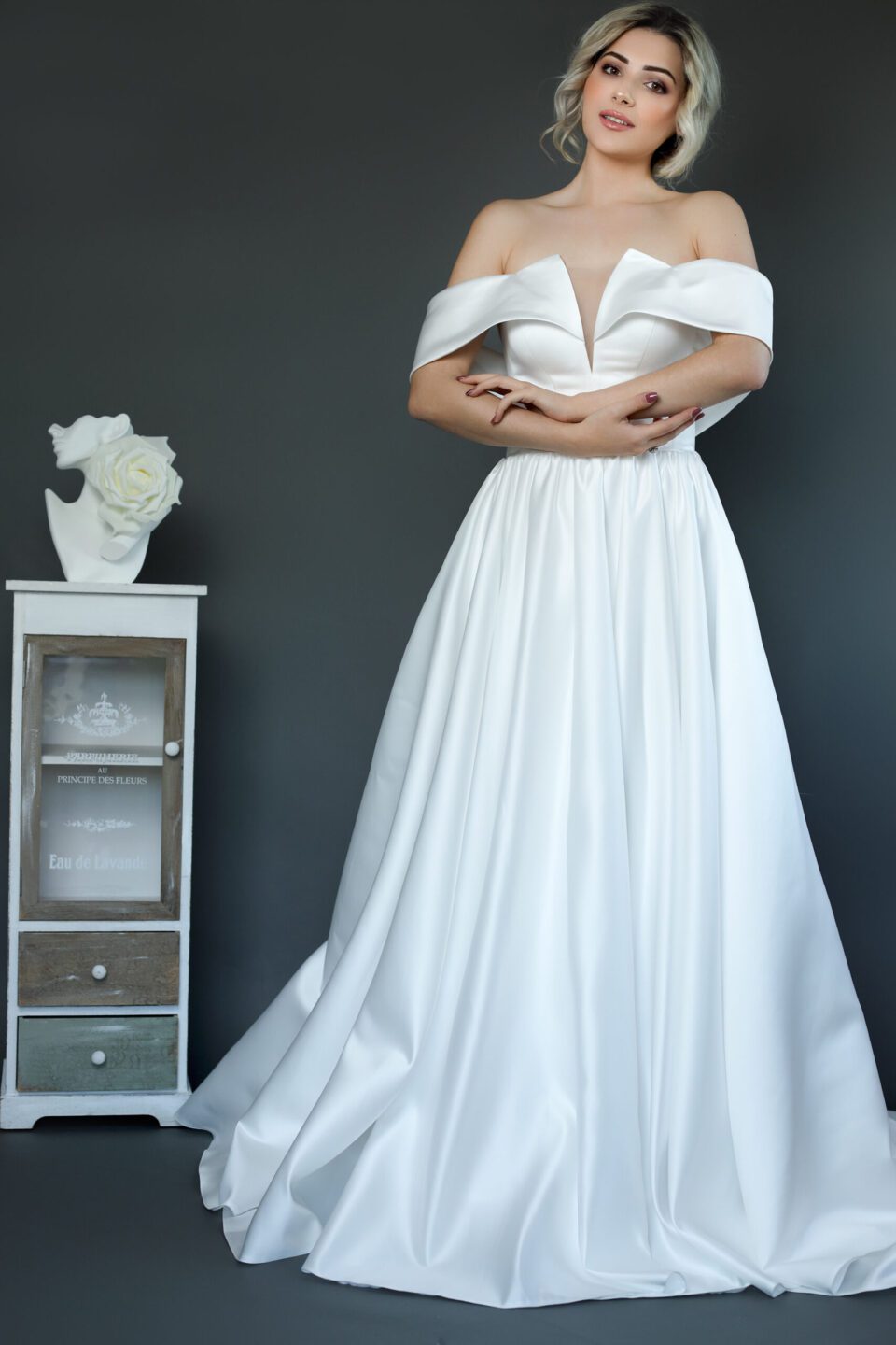 Εντυπωσιακό Πριγκιπικό νυφικό από μετάξι Mikado σε Άλφα γραμμή. Έξωμο με μπούστο V και διαφάνεια soleil. Κανονική εφαρμογή