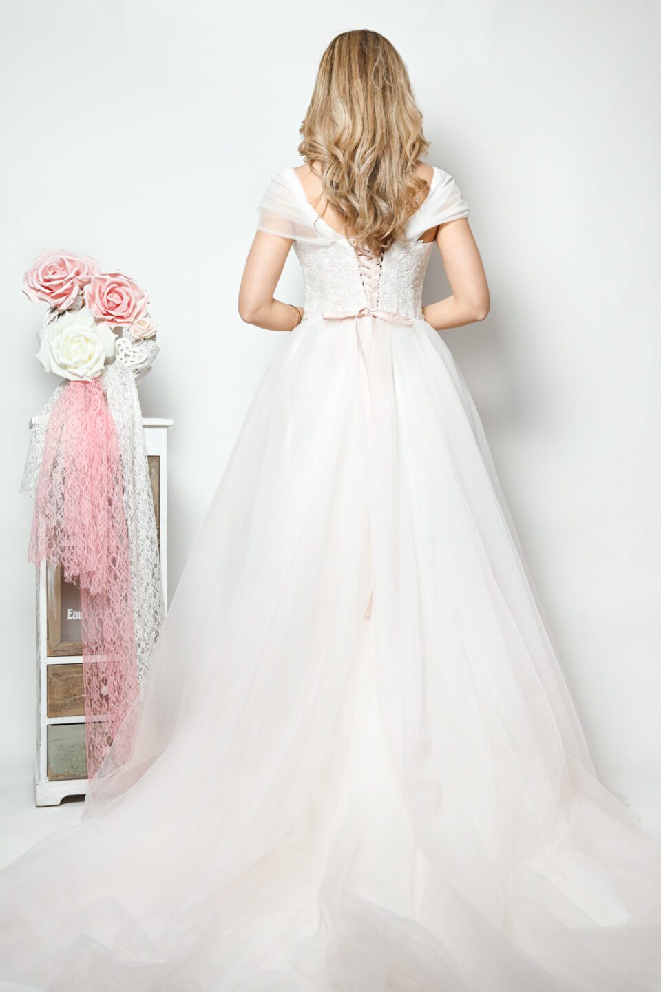 Νυφικό με μπούστο δαντέλα και γαλλικό μανίκι