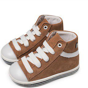 Χειροποίητα Βαπτιστικά παπούτσια, δετά καστόρινα μποτάκια σε καφέ ταμπά, κατασκευασμένα από γνήσιο και μαλακό δέρμα suede. Με δερμάτινο ανατομικό πάτο για ξεκούραστο περπάτημα, κατάλληλος για τα πρώτα βήματα του παιδιού. Ελληνικής ραφής