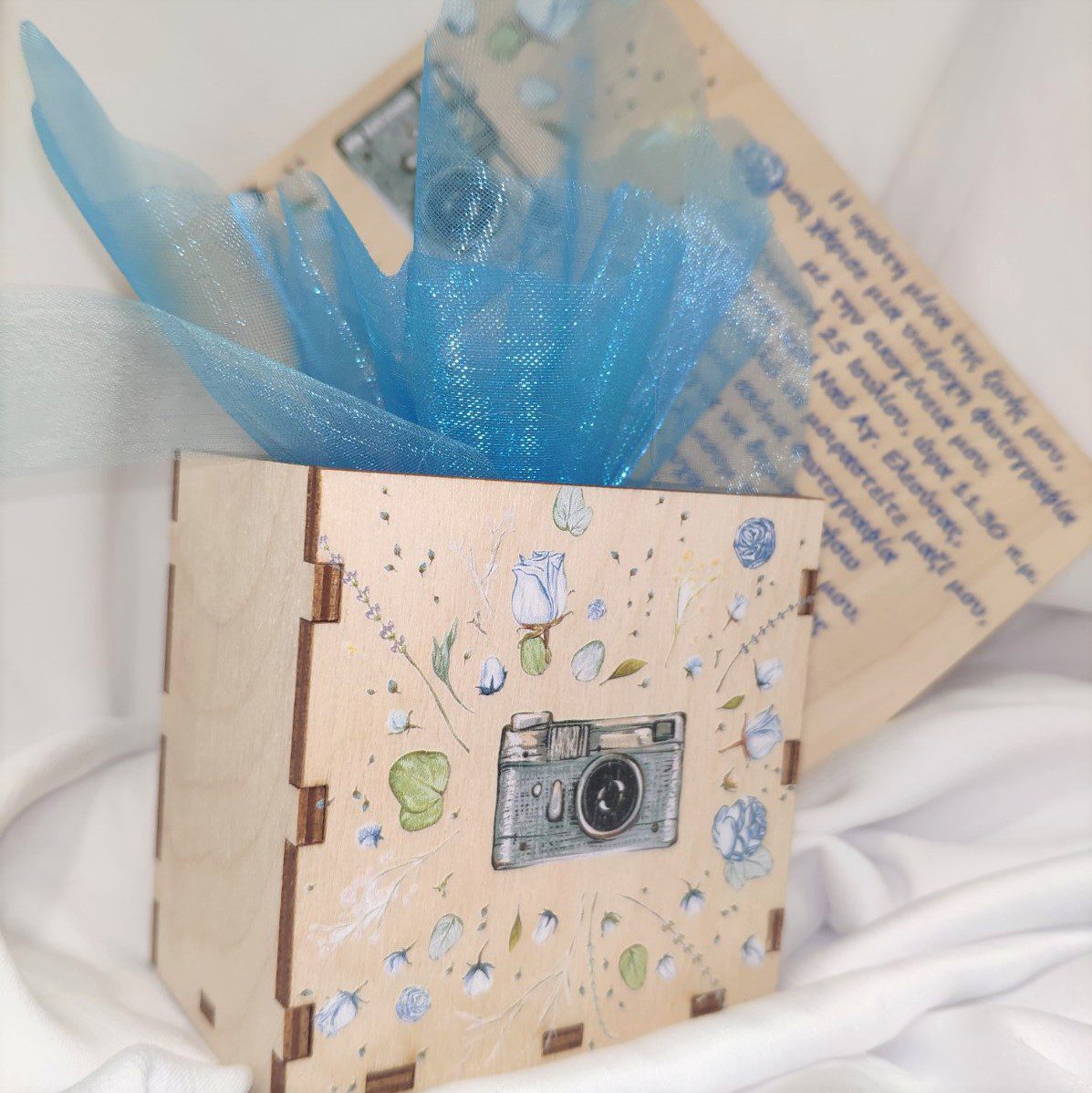 Μπομπονιέρα βάπτισης ξύλινο κουτί μολυβοθήκη με ξύλινο προσκλητήριο καδράκι