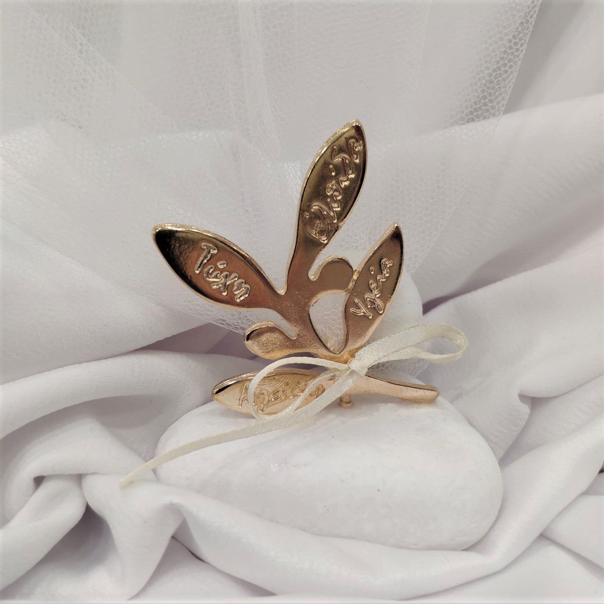 Μπομπονιέρα με λευκό βότσαλο και επίχρυση ελιά με ευχές